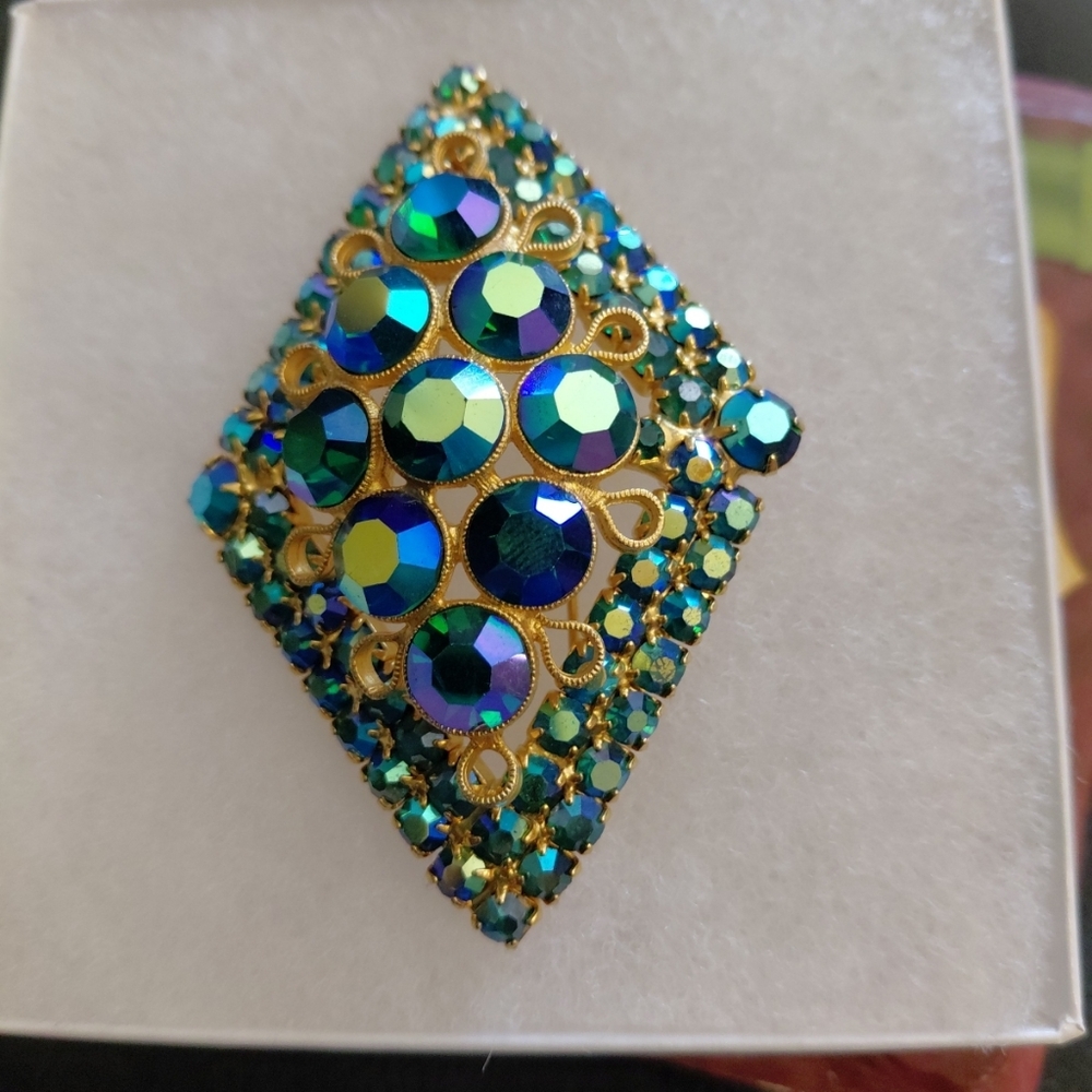 Vintage Austria Green Blue Auroa Borealis Rhinestone Goldtone Brooch 50-60s Era